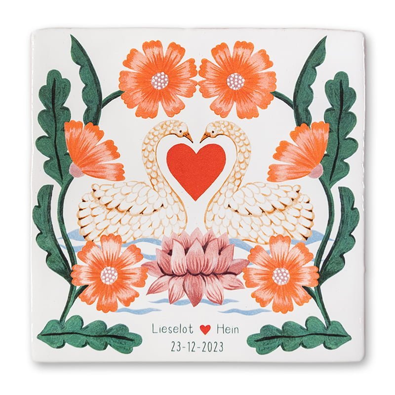 Gepersonaliseerd tegeltje met zwanen omringd door bloemen en tekst