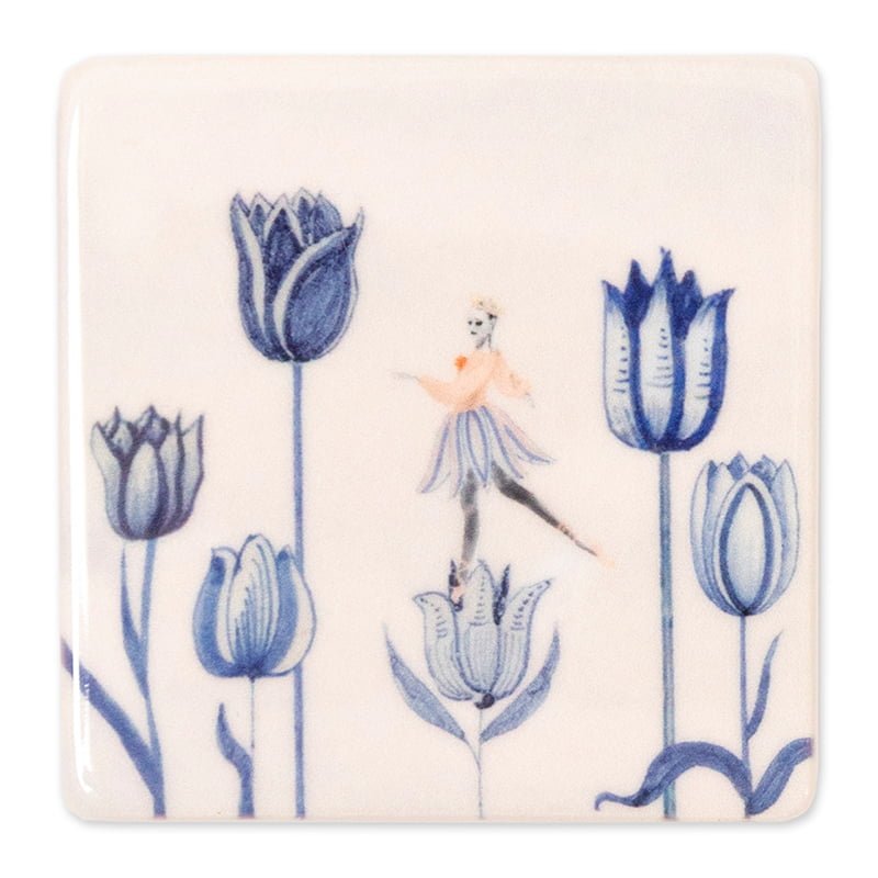 Mini tegeltje ballerina tussen blauwe tulpen