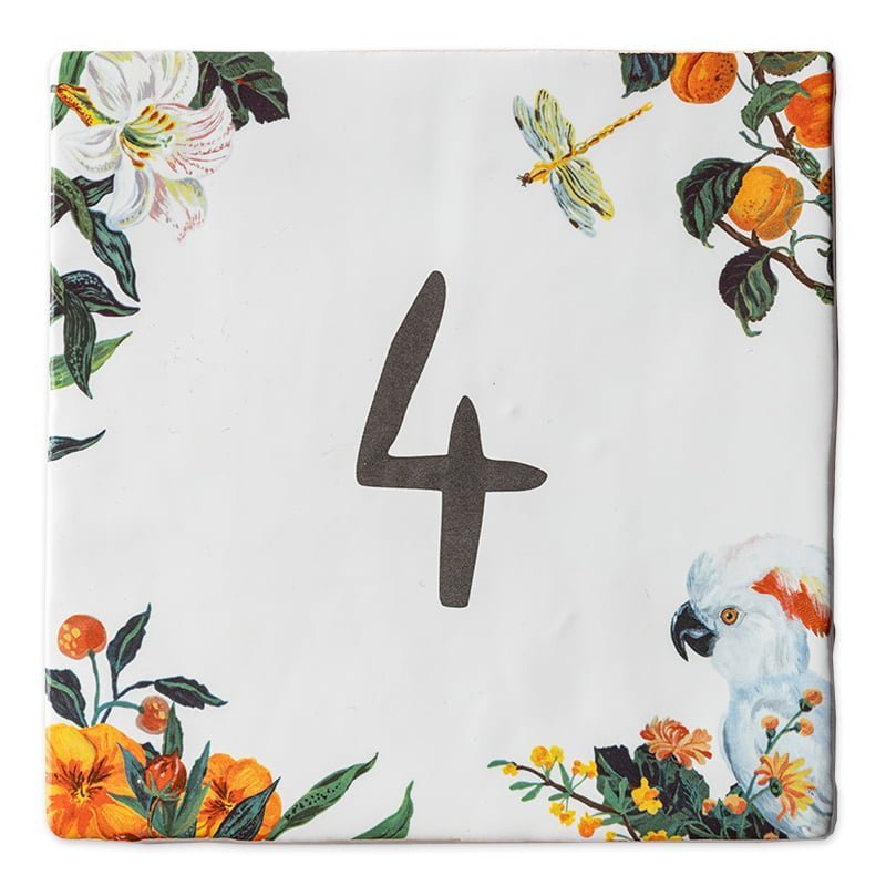 Huisnummer tegeltje met bloemen, vogel en fruitversiering rondom nummer