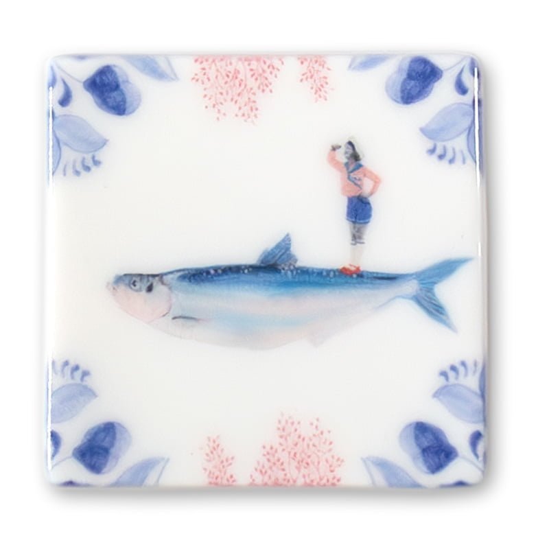 Mini tegeltje vis met persoon in blauwe decoratie