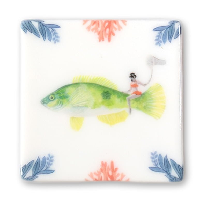 Mini tegeltje vrouw op vis met plantenmotief