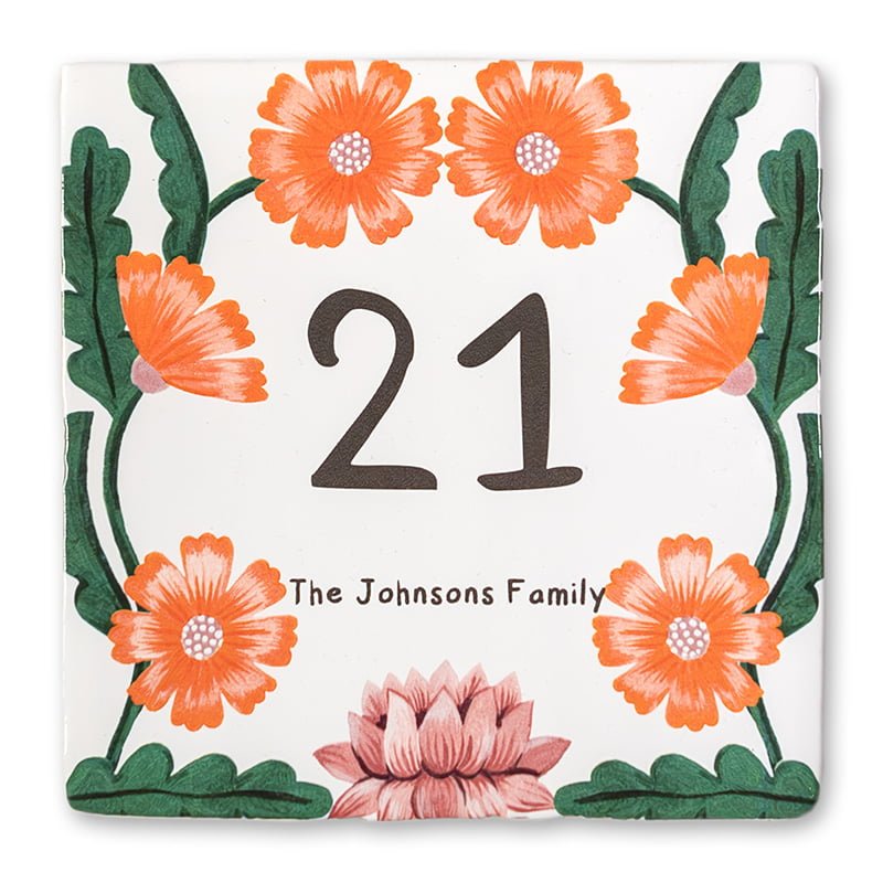 Huisnummer tegeltje met oranje bloemen en familienaamdecoratie