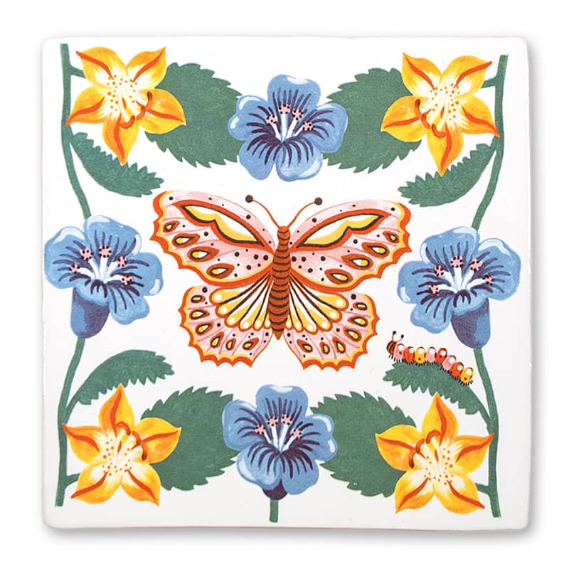 Tegeltje vlinder tussen bloemen kleurrijk weergegeven op witte achtergrond