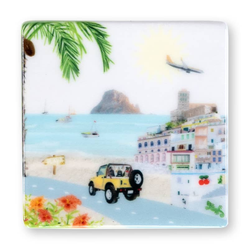 Tegeltje met strand, jeep, gebouwen en vliegtuigen in zomerse sfeer