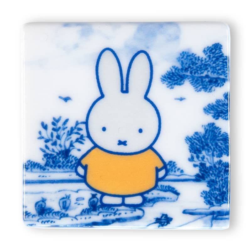 Mini tegeltje Nijntje in landschap met bomen en wolken