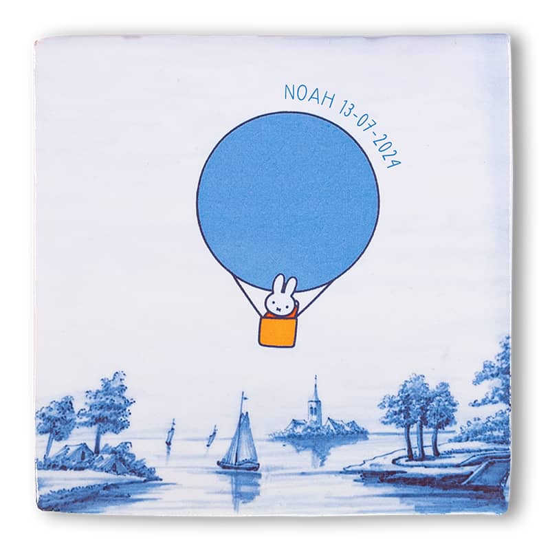 Geboortetegel Nijntje in luchtballon boven Delftsblauw landschap