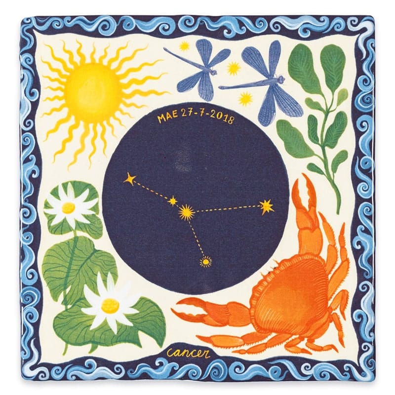 Geboortetegel sterrenbeeld Kreeft met zon, libellen, bloemen, golven
