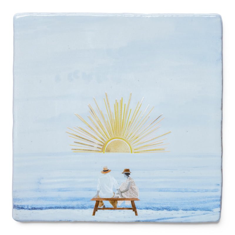 Gepersonaliseerd tegeltje met zittend paar bij gouden zonsondergang