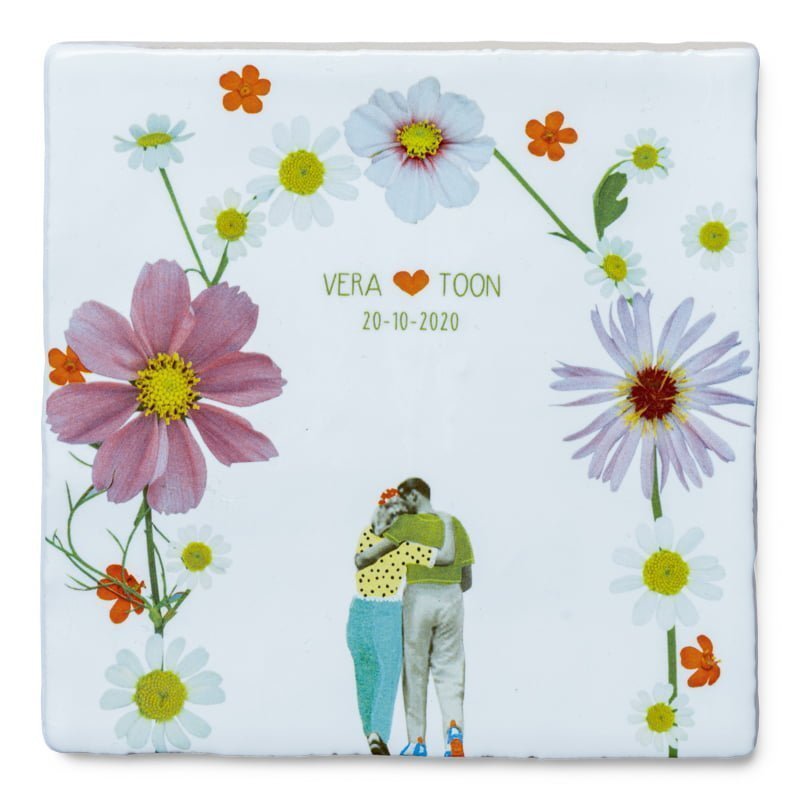 Tegeltje met bloemen rondom knuffelend stel