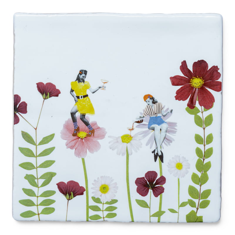 Tegeltje met bloemen en zittende vrouwen met drankjes