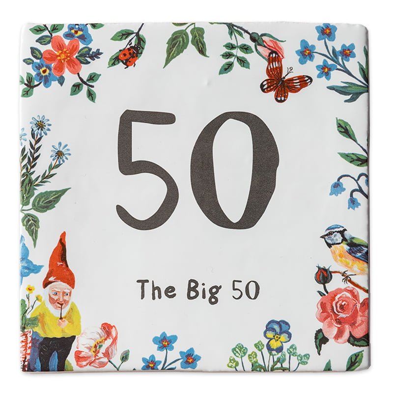 Tegeltje met '50', omlijst door bloemen en dieren