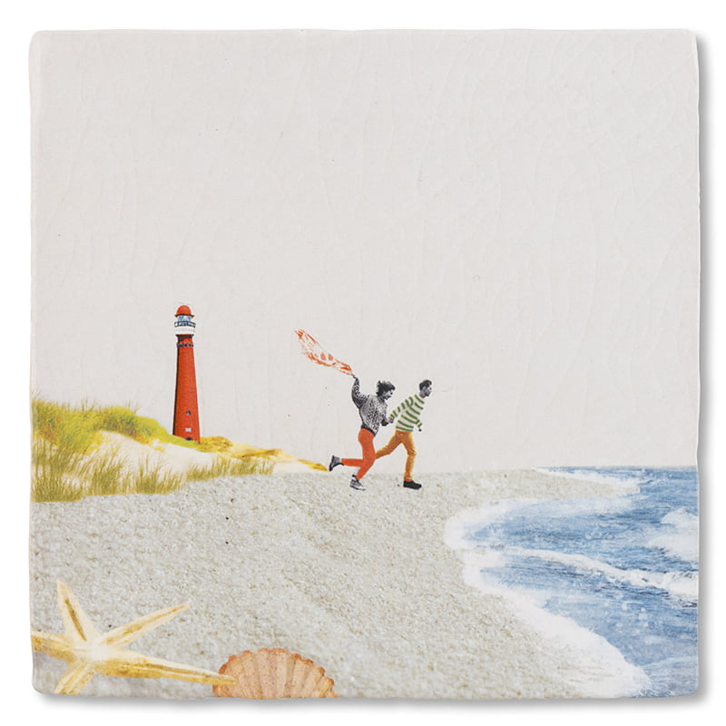 Tegeltje Schiereilanden strand met vuurtoren en rennend koppel