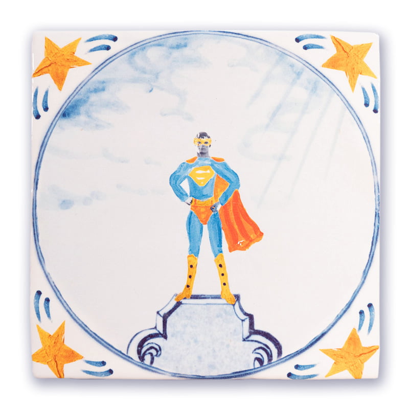 Gepersonaliseerd tegeltje met superheld in blauwe en oranje outfit