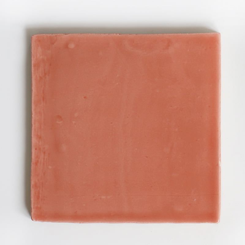 Vierkante roze tegel in een witte, minimalistische omgeving