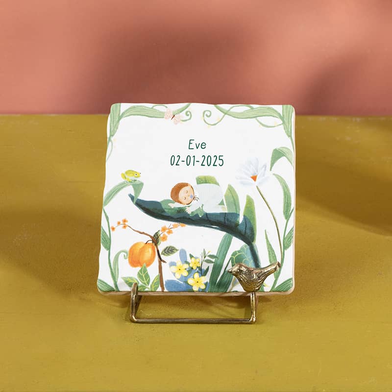 Tegeltje met kind en planten op standaard
