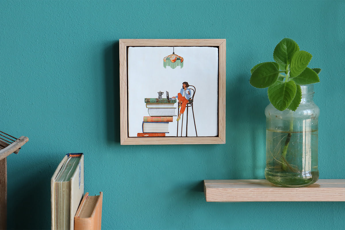 Geslaagd cadeau tegeltje vrouw leest boeken aan muur