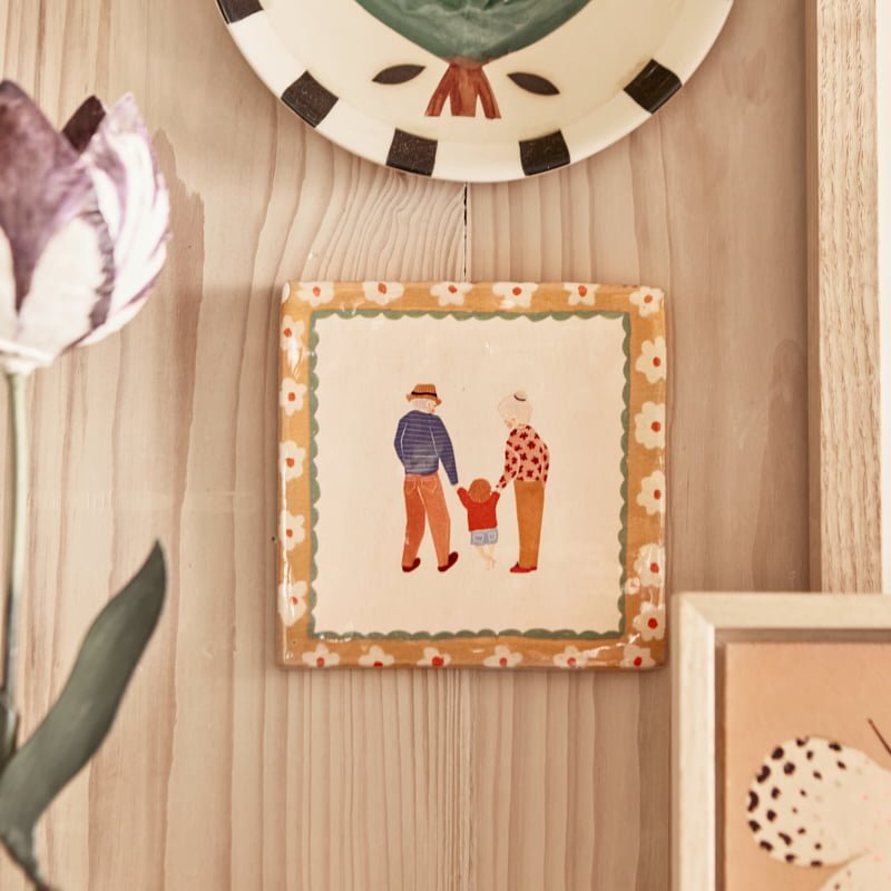 Tegeltje gezinswandeling muur hout omlijsting bloemenrand schilderij