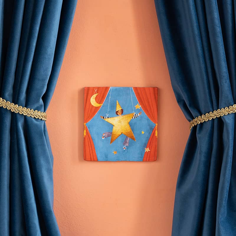 Tegeltje met steracteur voor podium tussen blauwe gordijnen