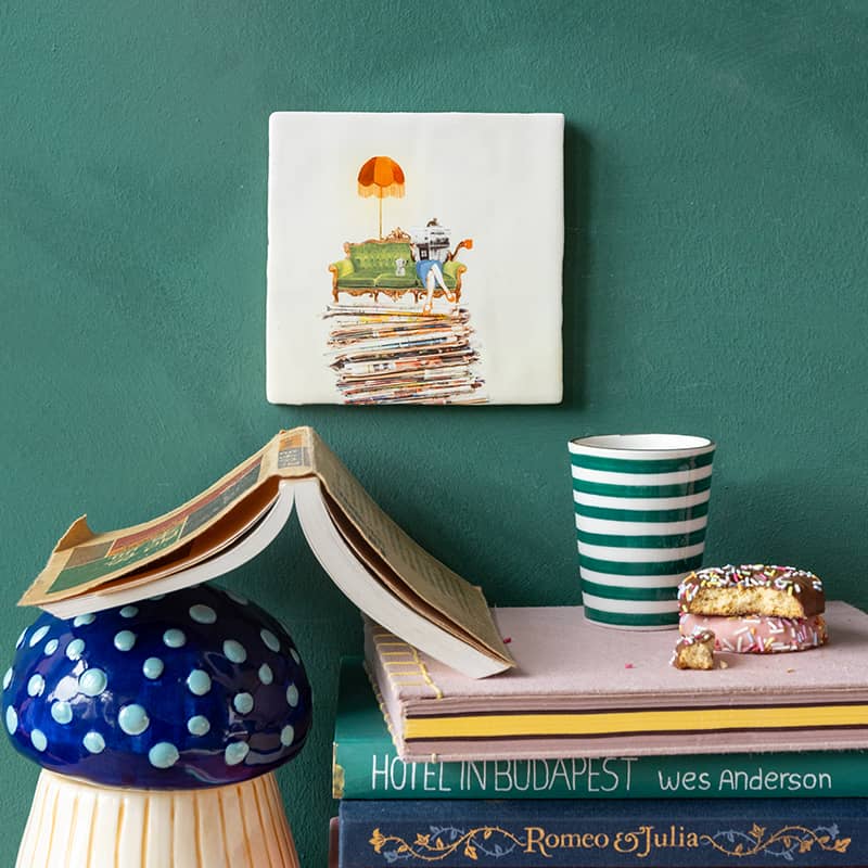Geslaagd cadeau tegeltje leeshoek met boeken en decoratief paddenstoel
