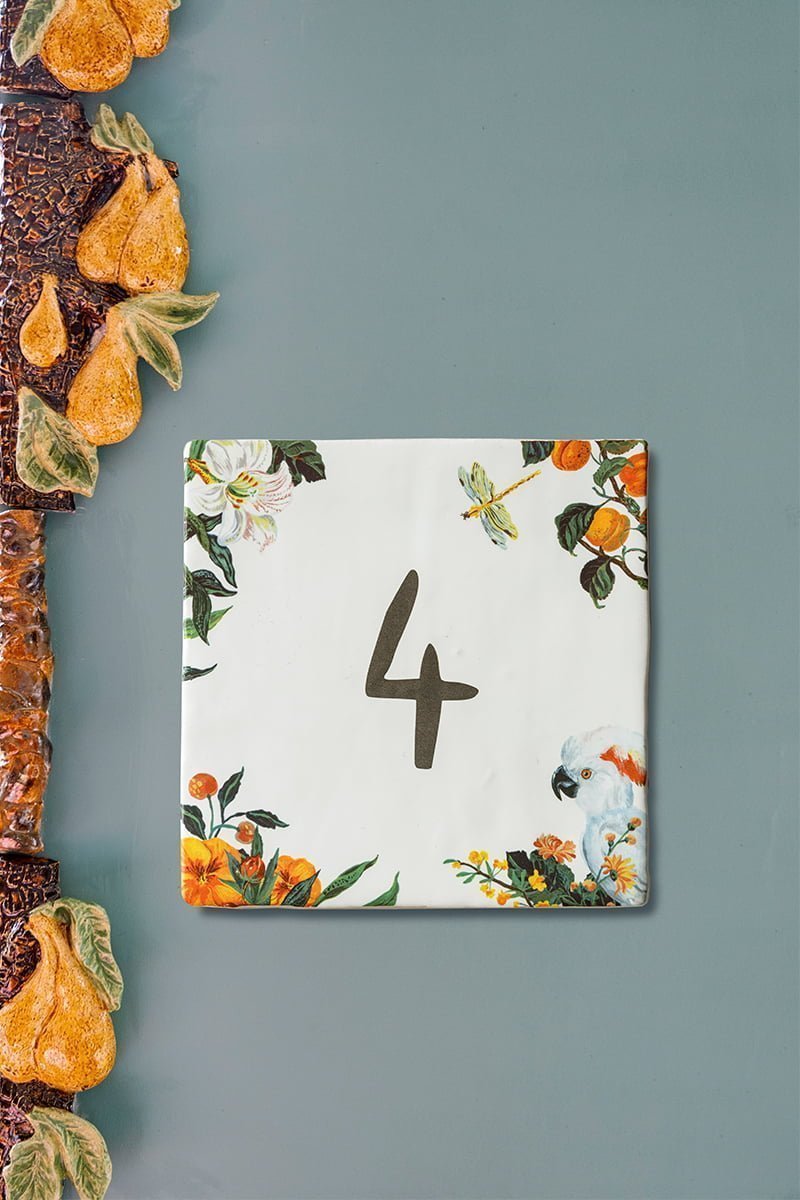 Huisnummer tegeltje met bloemen, papegaai, en libelle
