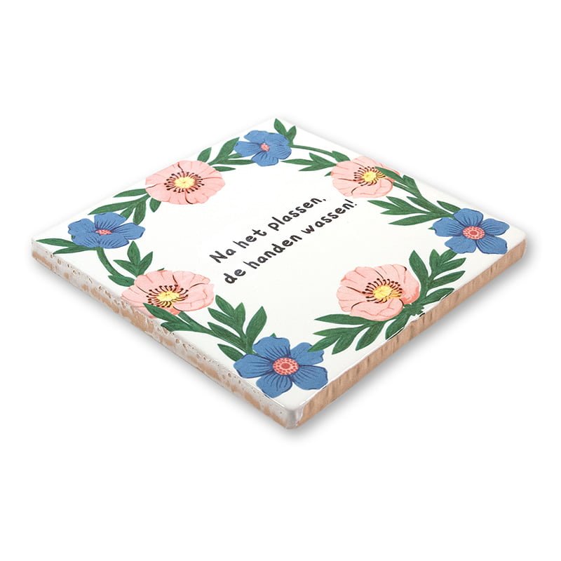 Tegeltje met bloemen en handwashingsadvies in hoekperspectief gepresenteerd