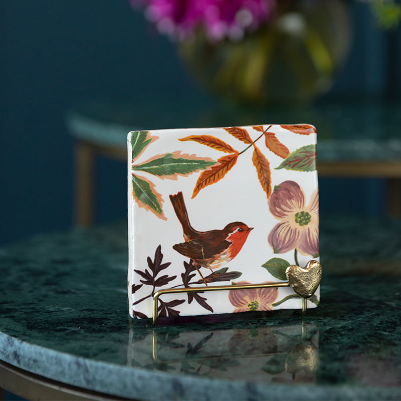 Gouden tegelhouder met hartje op een marmeren tafelblad