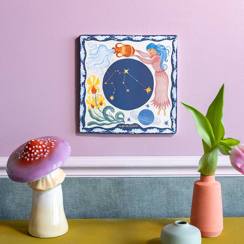 Geboortetegel waterman astrologie op roze muur met decoratie