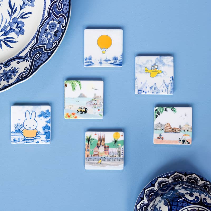 Tegeltjes met illustraties, gerangschikt op een blauwe achtergrond