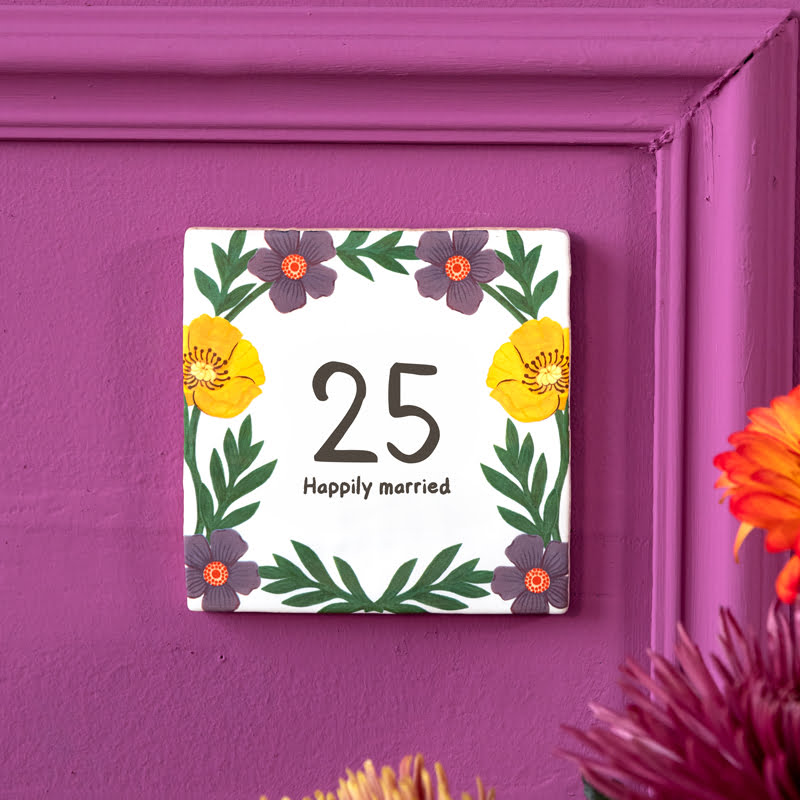 Jubileumcadeau tegeltje met bloemen en jaartal