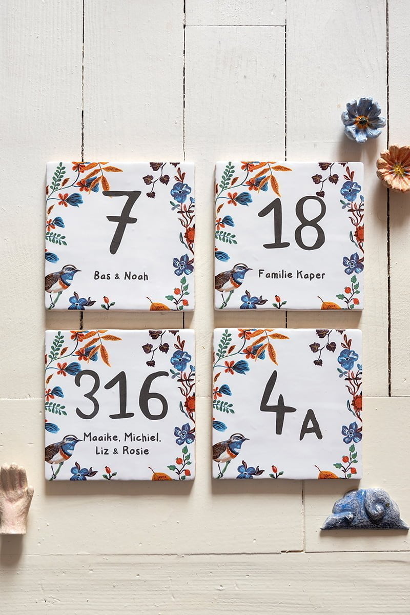 Huisnummer tegeltje met bloemen en vogels op witte achtergrond