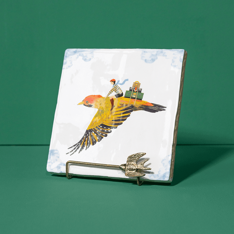 Gouden tegelhouder met vogelmotief, presenteert kleurrijke tegel in standaard