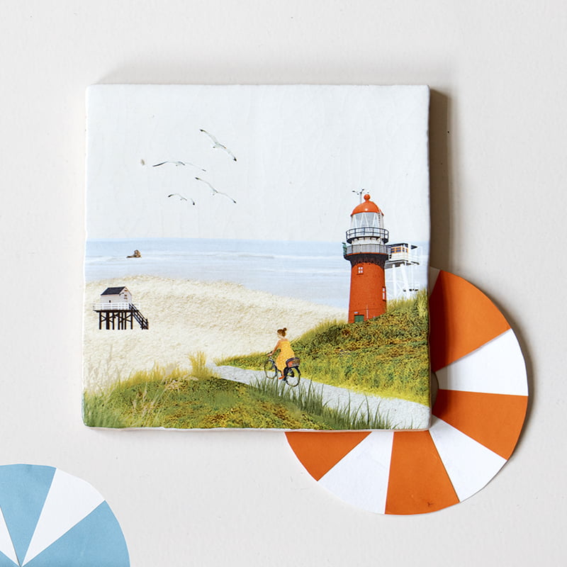 Tegeltje Vlieland met vuurtoren, strand en fietser op dijkje