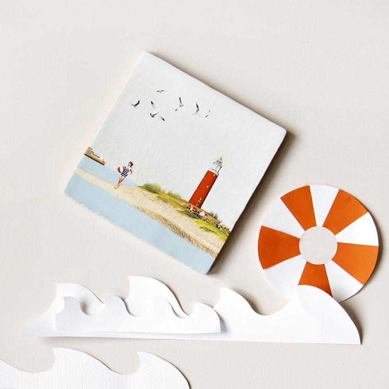 Tegeltje Texel met vuurtoren en strandscène geplaatst naast decoratie
