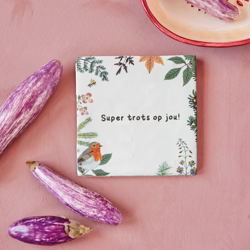 Gepersonaliseerd tegeltje met tekst en bloemen, op roze achtergrond