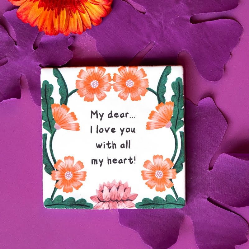 Tegeltje met oranje bloemen en Engelse liefdesboodschap