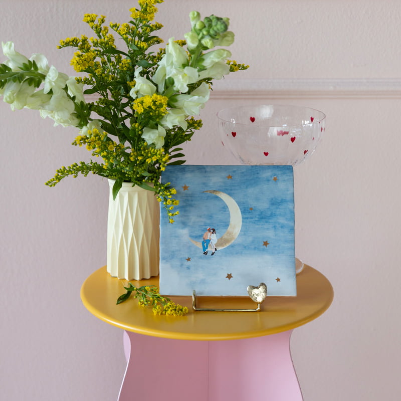 Huwelijkscadeau tegeltje met koppel op maan, naast bloemen