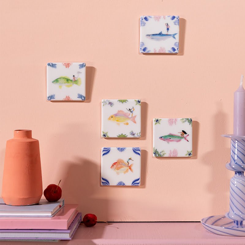 Mini tegeltje zeedieren aan muur met kleurrijke omlijsting