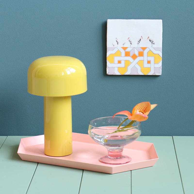 Tegeltje geometrisch patroon aan blauwe muur met decor