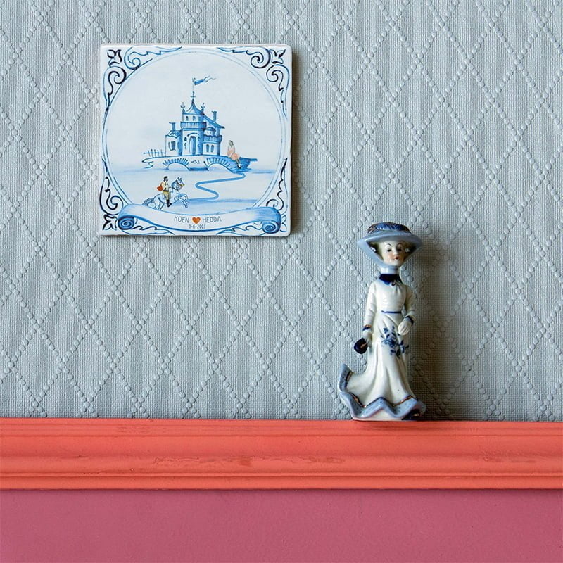 Huwelijkscadeau tegeltje met kasteel, bevestigd op blauwgrijze muur