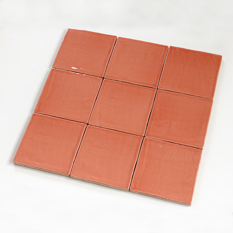 Negen terracotta tegels in een vierkant geplaatst op wit
