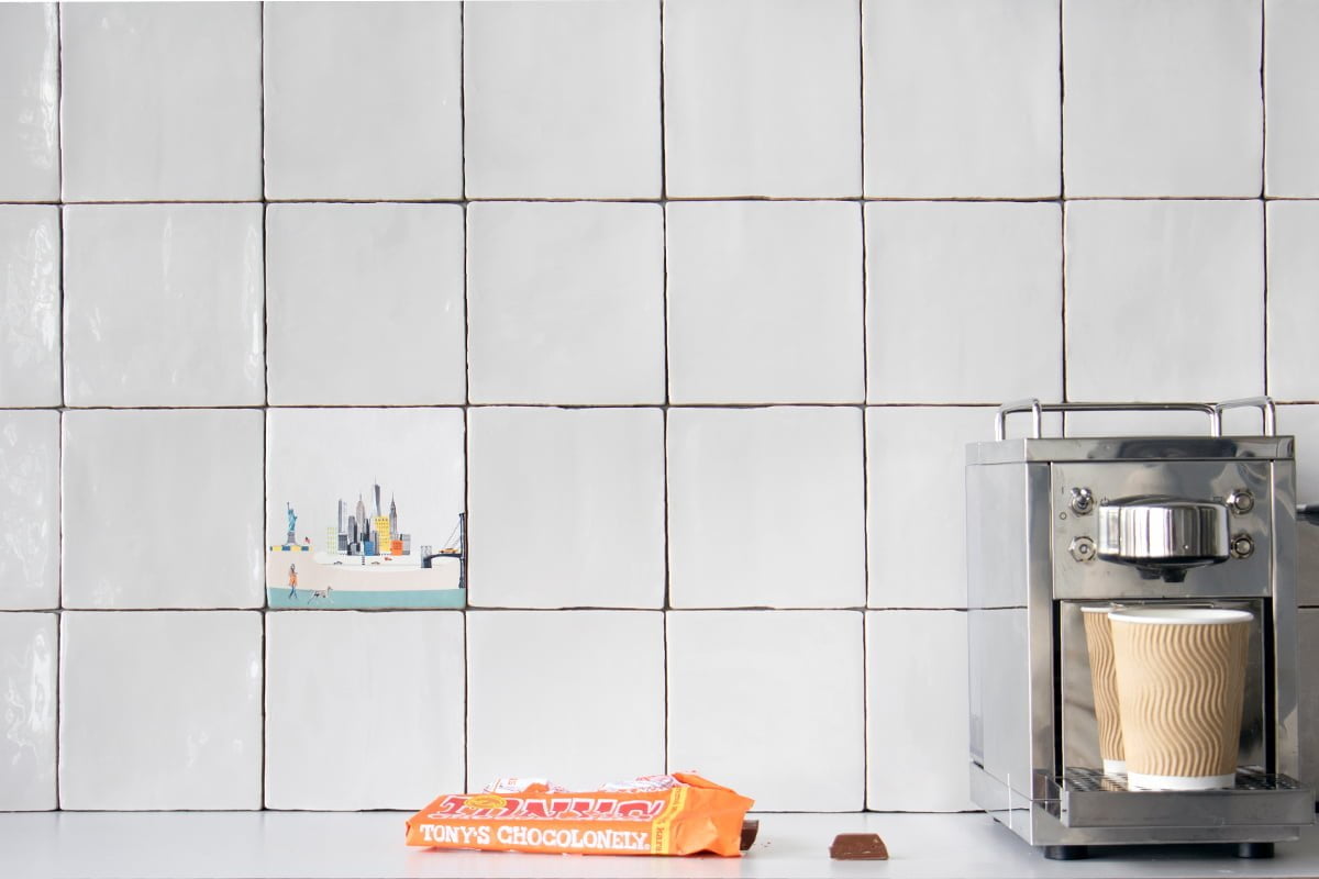 Tegeltje New York in keukenmuur met koffiemachine en chocola