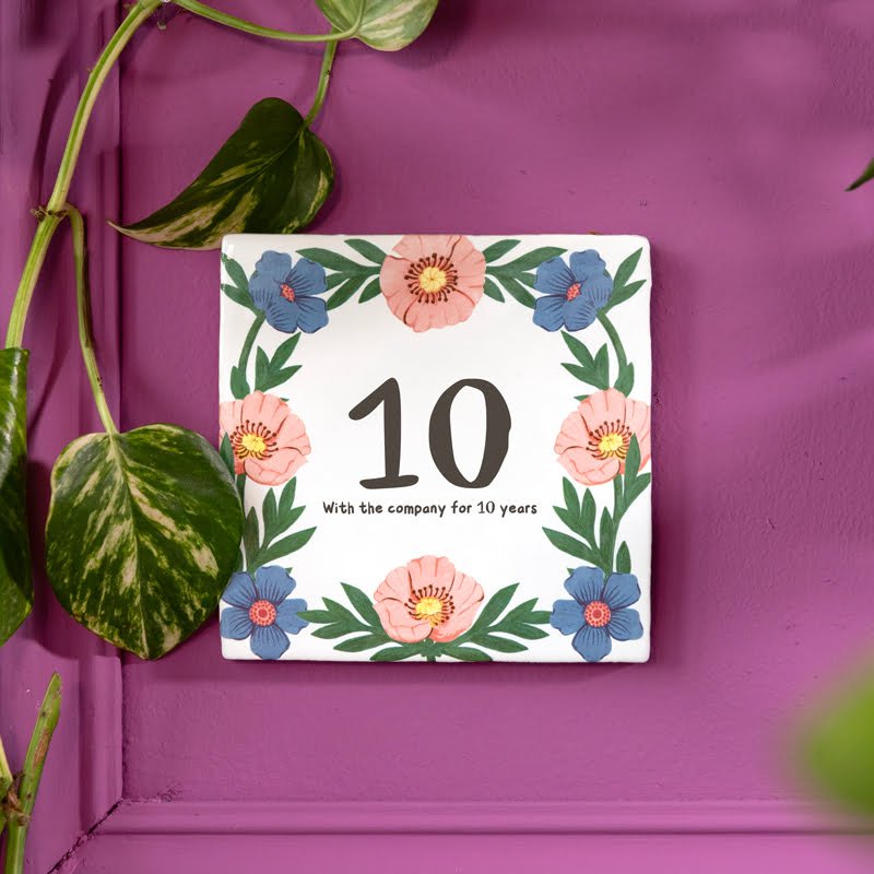 Jubileumcadeau tegeltje met bloemen en jaartal, paars oppervlak