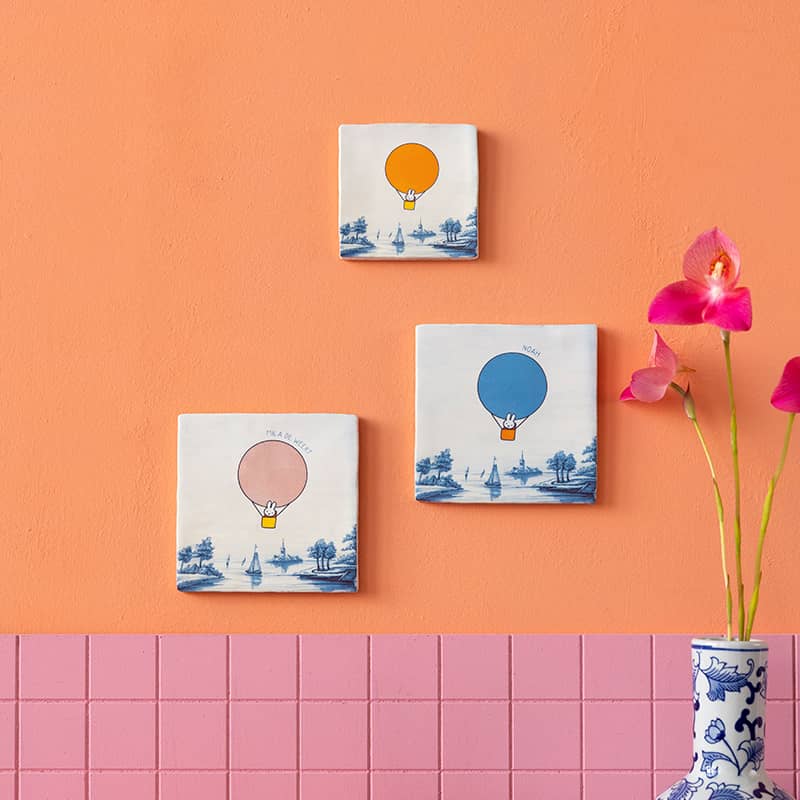 Geboortetegeltjes Nijntje met luchtballonnen aan oranje muur