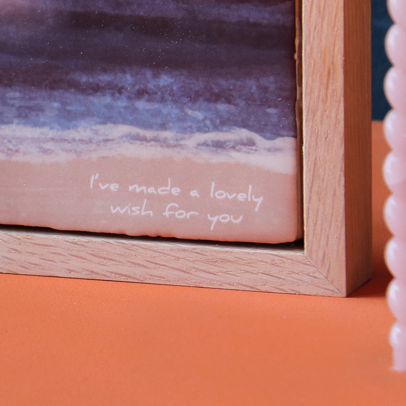 Gepersonaliseerd tegeltje met zeeprint in houten lijst gepresenteerd