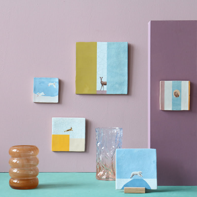 Tegeltje dierenabstractie wand met moderne grafische ontwerpen en glasobjecten