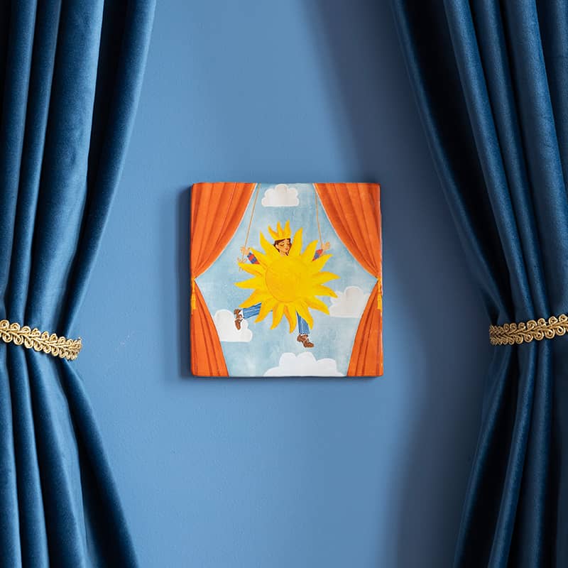 Tegeltje stralende zonneschildering tussen blauwe gordijnen