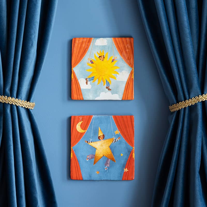 Tegeltjes met zon en ster op blauwe muur