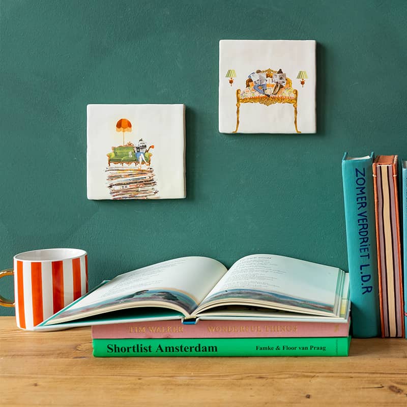 Geslaagd cadeau tegeltje lezende persoon op stapel boeken, muurdecoratie