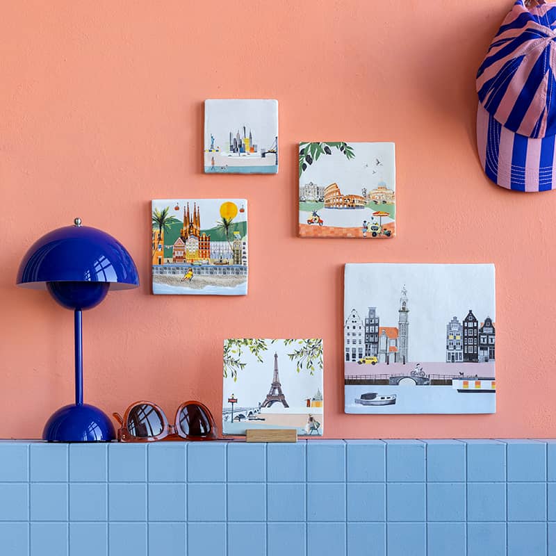 Tegels steden kleurrijk aan muur naast lamp en pet