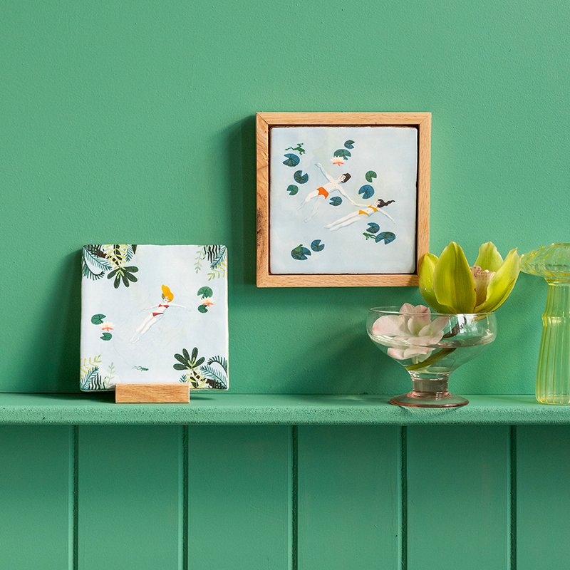 Geslaagd cadeau tegeltje zwemmers waterlelies groene muur houten frame